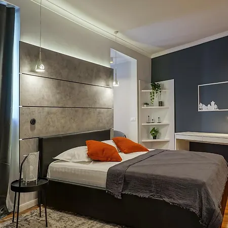 Charming 2bdr Apt Downtown