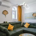 Charming 2bdr Apt Downtown *