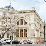 Charming 2bdr Apt Downtown