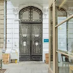 Charming 2bdr Apt Downtown Apartman
