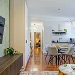 Charming 2bdr Apt Downtown Apartman