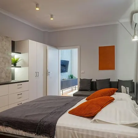 Charming 2bdr Apt Downtown *