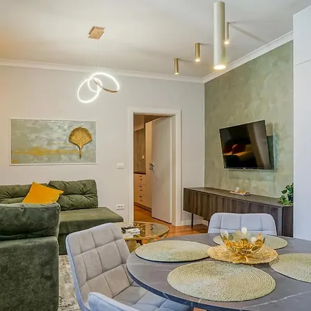 Charming 2bdr Apt Downtown