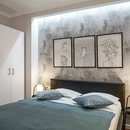 Charming 2bdr Apt Downtown דירה *