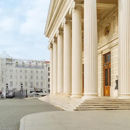 Charming 2bdr Apt Downtown *