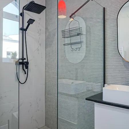 Charming 2bdr Apt Downtown *