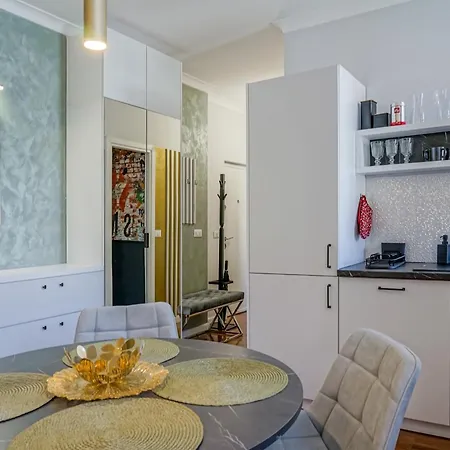 Charming 2bdr Apt Downtown