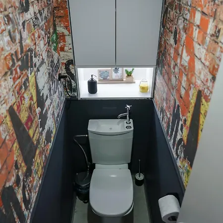 Charming 2bdr Apt Downtown דירה