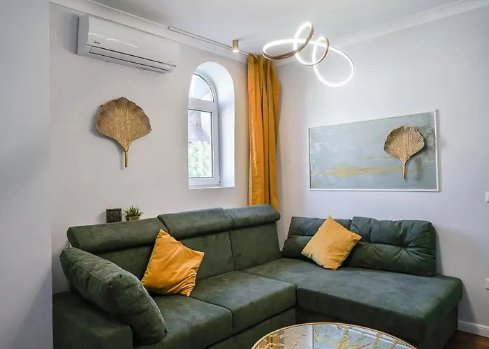 Charming 2bdr Apt Downtown *