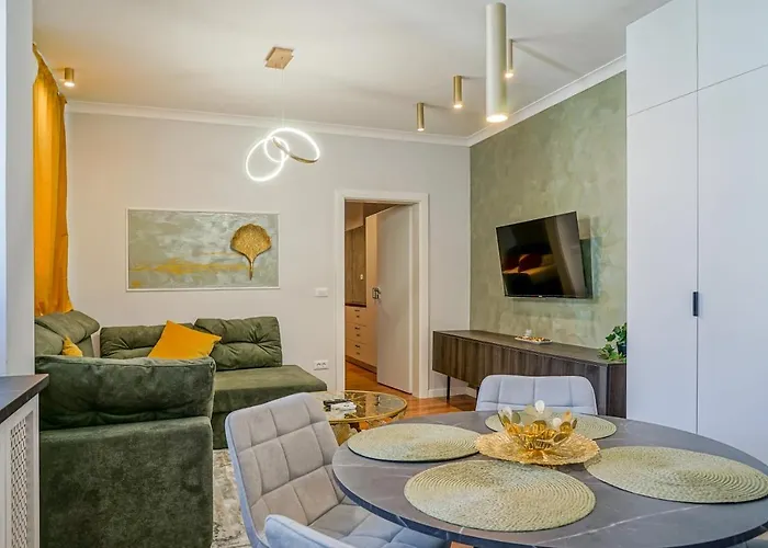 Charming 2bdr Apt Downtown