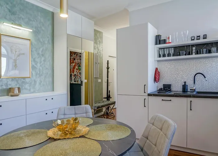 Charming 2bdr Apt Downtown