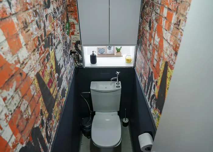 Charming 2bdr Apt Downtown Apartament