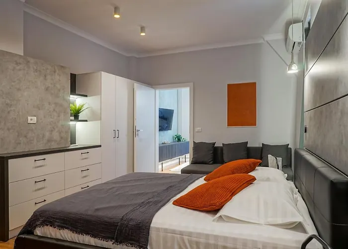 Charming 2bdr Apt Downtown *