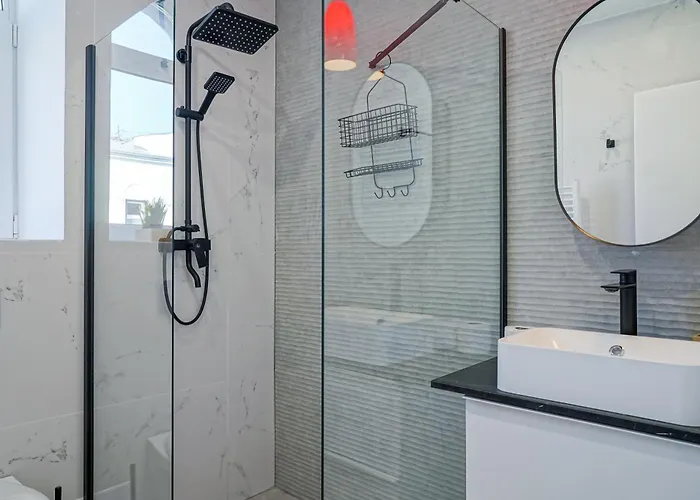 Charming 2bdr Apt Downtown *