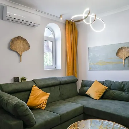 Charming 2bdr Apt Downtown *