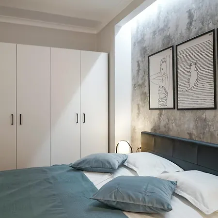 Charming 2bdr Apt Downtown