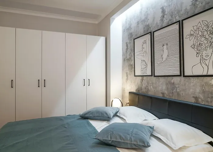 Charming 2bdr Apt Downtown