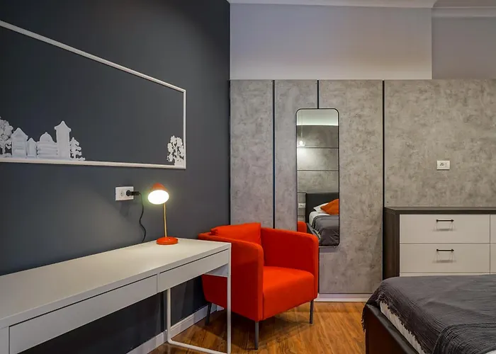 Charming 2bdr Apt Downtown